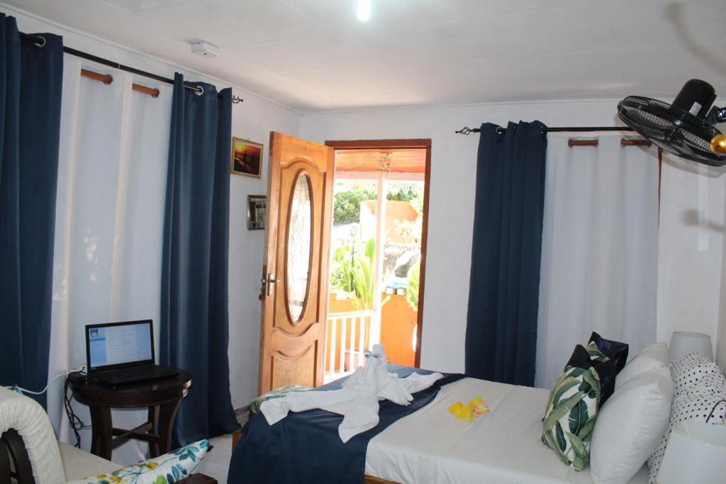 My Corner Guest House Victoria Extérieur photo